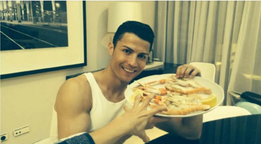 Một đầu bếp đáp ứng gia đình "kén ăn" đòi hỏi cao như gia đình Ronaldo thì quả là cực khó. Ảnh: Getty Một đầu bếp đáp ứng gia đình "kén ăn" đòi hỏi cao như gia đình Ronaldo thì quả là cực khó. Ảnh: Getty