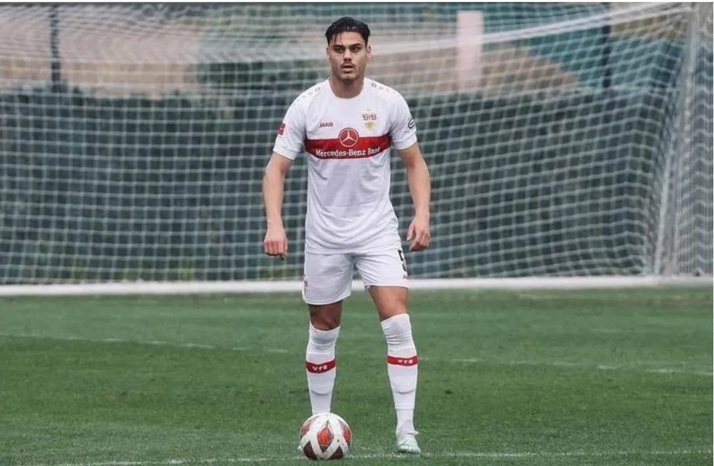 Một pha đốt đền, Konstantinos tạo hai kỷ lục của bóng đá Đức. Ảnh: CLB Stuttgart Một pha đốt đền, Konstantinos tạo hai kỷ lục của bóng đá Đức. Ảnh: CLB Stuttgart