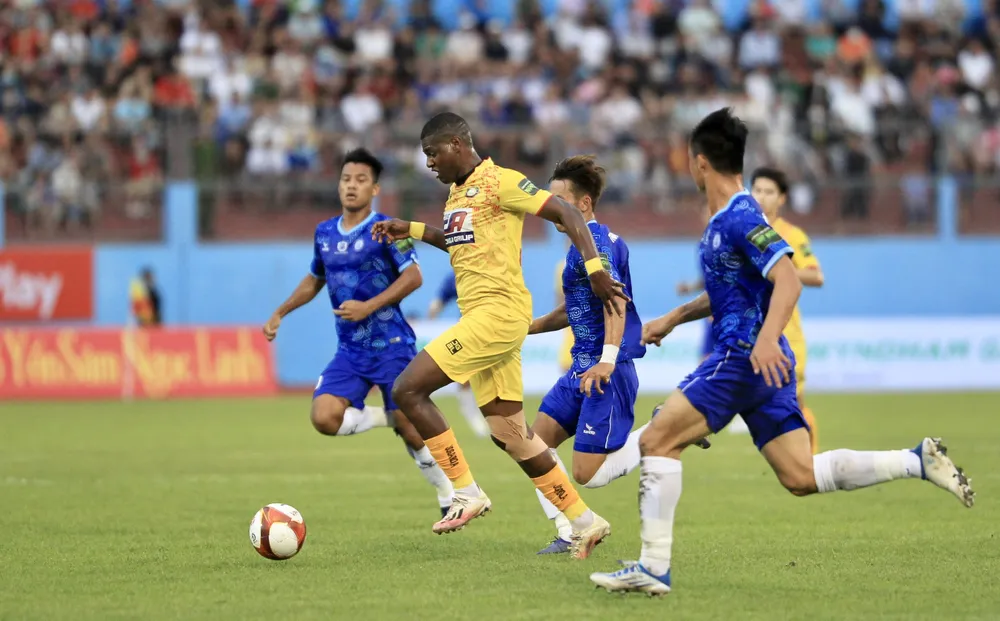 Bruno có bàn thắng sớm cho Thanh Hóa ngay phút thứ sáu từ pha nhận bóng dọc trung lộ rồi quay người sút cự ly chừng 23m làm thủ môn Văn Trường phản xạ không kịp. Ảnh: A.PHƯƠNG Bruno có bàn thắng sớm cho Thanh Hóa ngay phút thứ sáu từ pha nhận bóng dọc trung lộ rồi quay người sút cự ly chừng 23m làm thủ môn Văn Trường phản xạ không kịp. Ảnh: A.PHƯƠNG