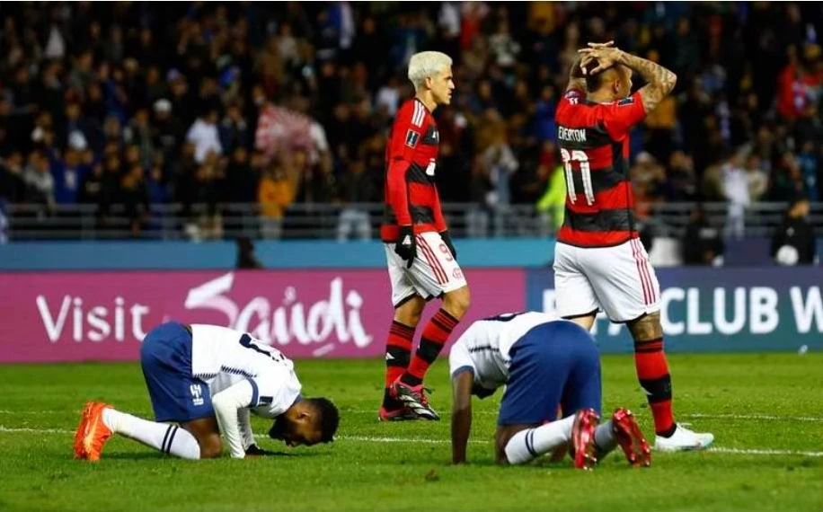 Ở trận bán kết 1, nhà vô địch châu Á-Al Hilal (áo trắng) đã "dạy" cho nhà vô địch Nam Mỹ, Flamengo bài học bằng chiến thắng 3-2. Ảnh: Getty