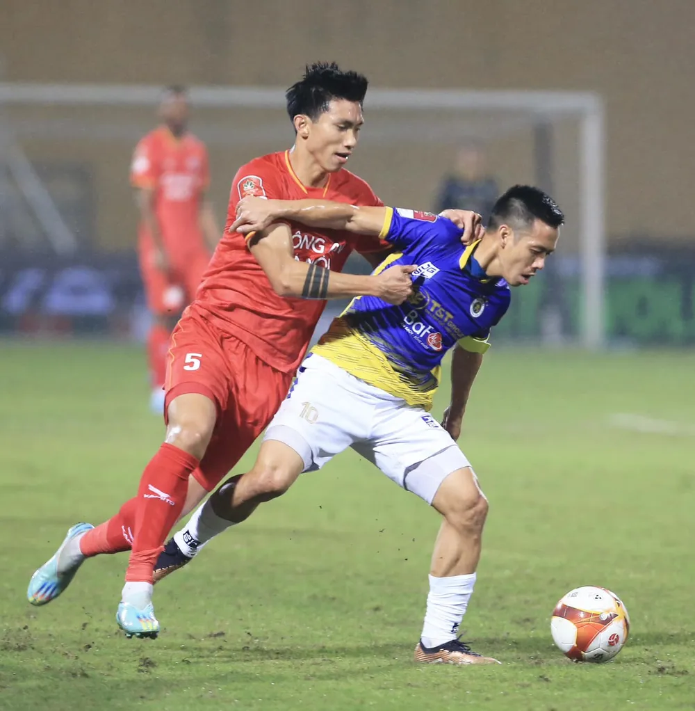 Văn Quyết và Văn Hậu thường xuyên chạm trán nhau. Ảnh: VPF Văn Quyết và Văn Hậu thường xuyên chạm trán nhau. Ảnh: VPF