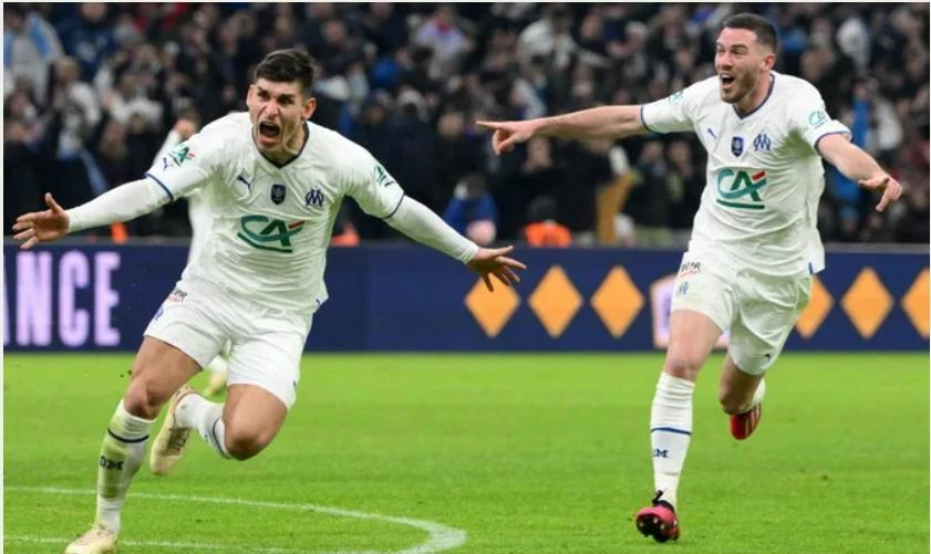 ...Nhưng Milanovski (trái) "chốt" trận đấu bằng chiến thắng 2-1 ở phút 57 cho Marseille. Ảnh: Getty