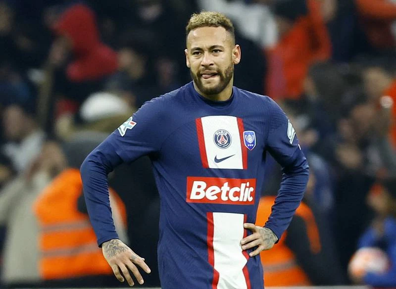 Neymar thất vọng. Marseille gặp PSG vốn được xem là "siêu kinh điển" song từ năm 2011, PSG được tỉ phú Al Khelaifi mua lại nên lực lượng hùng hậu, Marseille không có cửa thắng. Hai HLV Galtier và Tudor lao vào suýt ăn thua đủ sau trận đấu.