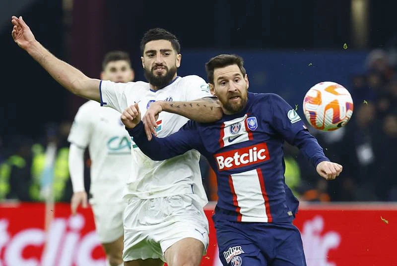 Messi rất mờ nhạt ở vòng 16 đội Cúp Pháp. Các hậu vệ chủ nhà Marseille tập trung vô hiệu hóa Messi. Neymar cũng chẳng làm nên trò trống gì. Hai ngôi sao Nam Mỹ của PSG bị các hậu vệ Marseille cắt đứt liên lạc. Donnarumma hai lần vào lưới nhặt bóng rồi PSG chia tay Cúp Pháp. Tuyển thủ Ukraine-Milanovski (trái) đóng đinh trận đấu bằng chiến thắng 2-1 cho Marseille phút 57. Neymar thất vọng. Marseille gặp PSG vốn được xem là "siêu kinh điển" song từ năm 2011, PSG được tỉ phú Al Khelaifi mua lại nên lực lượng hùng hậu, Marseille không có cửa thắng. Hai HLV Galtier và Tudor lao vào suýt ăn thua đủ sau trận đấu.