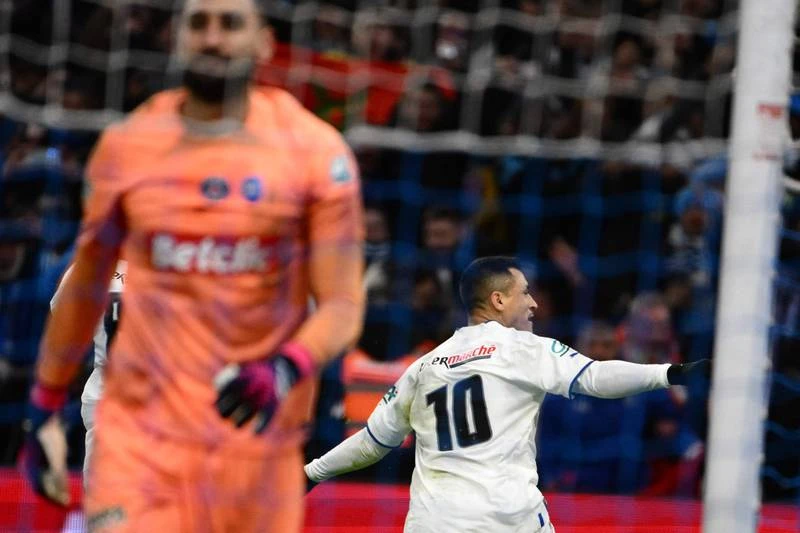 Donnarumma hai lần vào lưới nhặt bóng rồi PSG chia tay Cúp Pháp. Tuyển thủ Ukraine-Milanovski (trái) đóng đinh trận đấu bằng chiến thắng 2-1 cho Marseille phút 57. Neymar thất vọng. Marseille gặp PSG vốn được xem là "siêu kinh điển" song từ năm 2011, PSG được tỉ phú Al Khelaifi mua lại nên lực lượng hùng hậu, Marseille không có cửa thắng. Hai HLV Galtier và Tudor lao vào suýt ăn thua đủ sau trận đấu.