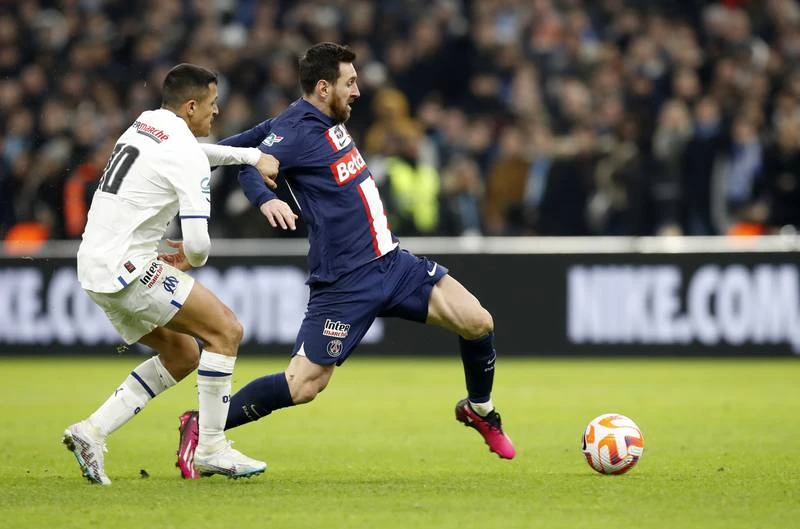 Messi bị hậu vệ Marseille "khóa" tay. Messi rất mờ nhạt ở vòng 16 đội Cúp Pháp. Các hậu vệ chủ nhà Marseille tập trung vô hiệu hóa Messi. Neymar cũng chẳng làm nên trò trống gì. Hai ngôi sao Nam Mỹ của PSG bị các hậu vệ Marseille cắt đứt liên lạc. Donnarumma hai lần vào lưới nhặt bóng rồi PSG chia tay Cúp Pháp. Tuyển thủ Ukraine-Milanovski (trái) đóng đinh trận đấu bằng chiến thắng 2-1 cho Marseille phút 57. Neymar thất vọng. Marseille gặp PSG vốn được xem là "siêu kinh điển" song từ năm 2011, PSG được tỉ phú Al Khelaifi mua lại nên lực lượng hùng hậu, Marseille không có cửa thắng. Hai HLV Galtier và Tudor lao vào suýt ăn thua đủ sau trận đấu.