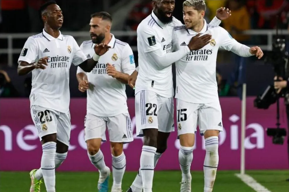 Vinicius Jr, Valverde có cú đúp và Benzema có bàn còn lại trong chiến thắng 5-3 của đội bóng hoàng gia Tây Ban Nha. Ảnh: EPA Sự nỗ lực của Al Hilal tạo nên một trận đấu rất cống hiến, dù thua nhưng nhà vô địch châu Á ghi được ba bàn....không phải là chuyện đơn giản. Ảnh: AFC David Alaba chúc mừng bàn thắng của Valverde. Ảnh: AFP Lên ngôi vô địch FIFA Club World Cup, HLV Ancelotti &quot;tăng điểm&quot; trong cuộc chạy đua danh hiệu HLV xuất sắc nhất thế giới của FIFA cùng với đồng nghiệp Scaloni của Argentina và Pep Guardiola của Man City. Đánh bại Al Hilal và vô địch, Real Madrid lên ngôi giải này lần thứ tám. Ảnh: EPA