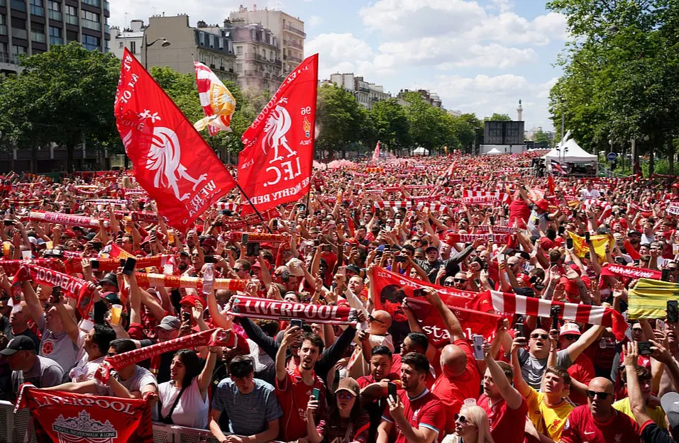 Có nhiều fan, chủ yếu là fan Liverpool có vé mà không được vào xem chung kết Champions League giữa Liverpool và Real Madrid ngày 30-5-2022. Ảnh: Getty