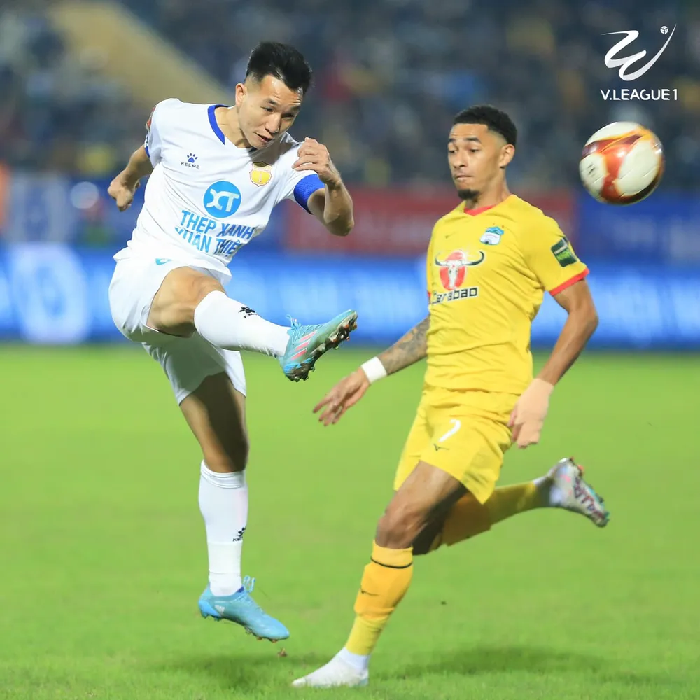 Một trận đấu có phần kịch tính về màn rượt đuổi tỉ số của hai đội. Ảnh: VPF