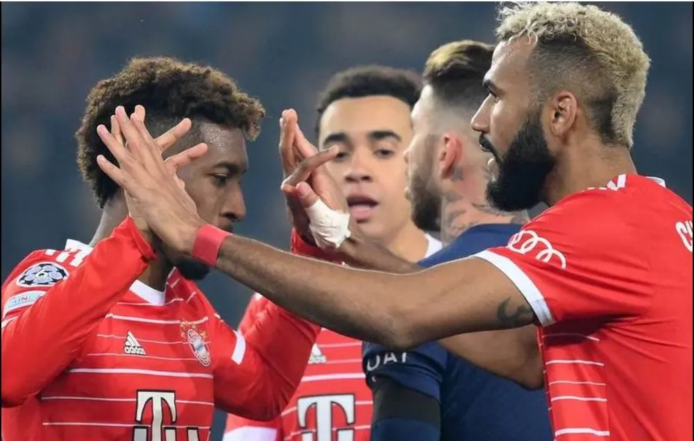 Đồng đội chúc mừng Kingsley Coman ghi bàn ở Công viên các hoàng tử.