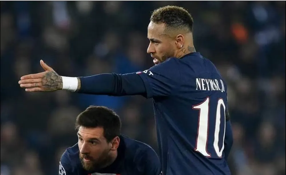 Messi và Neymar phối hợp đá phạt. &quot;Cái que trái&quot; của nhà vô địch World Cup 2022 không ngoan sáng sớm nay. Mbappe đưa bóng vào lưới và...mừng hụt. Trọng tài đã từ chối pha đưa bóng vào lưới của vua phá lưới World Cup 2022. Đối đầu với PSG ngay Công viên các Hoàng tử ở thủ đô Paris, nhưng &quot;Hùm xám&quot; có chiến thắng oanh liệt. Thật khó để Messi và đồng đội lật ngược tình thế ở lượt về tại Allianz.