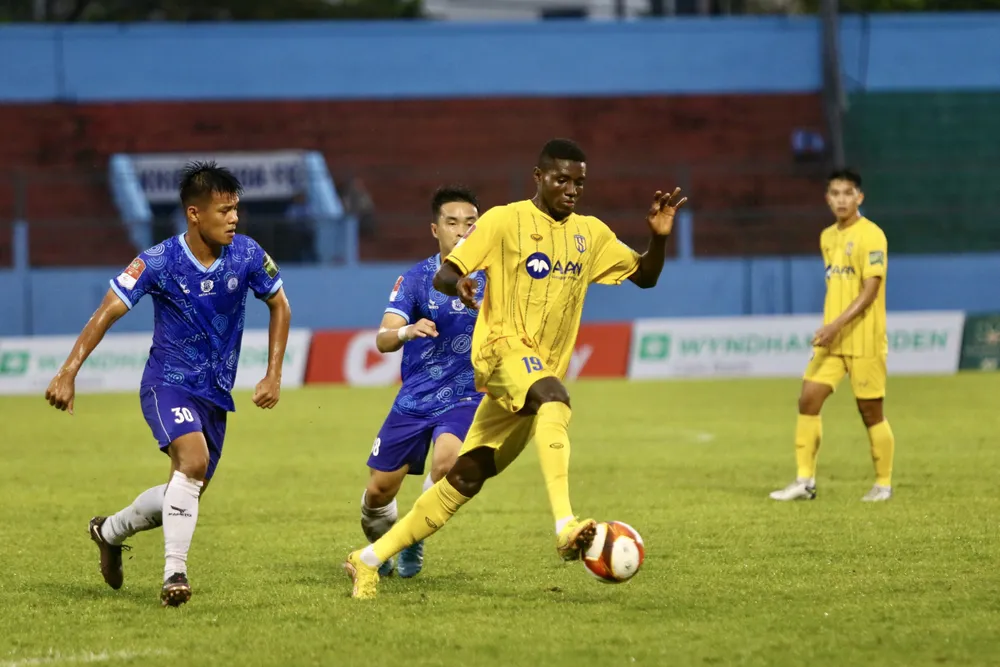 Đá sân nhà, nhưng tân binh Khánh Hòa hòa 2-2 với SL Nghệ An là thành công. Ảnh: A.PHƯƠNG Đá sân nhà, nhưng tân binh Khánh Hòa hòa 2-2 với SL Nghệ An là thành công. Ảnh: A.PHƯƠNG