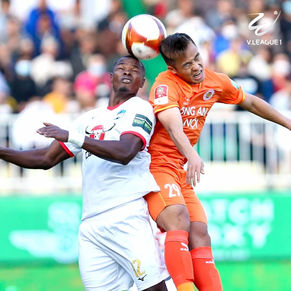 Đến Pleiku làm khách, CAHN (cam) có điểm sau hai trận thua. Ảnh: VPF Đến Pleiku làm khách, CAHN (cam) có điểm sau hai trận thua. Ảnh: VPF