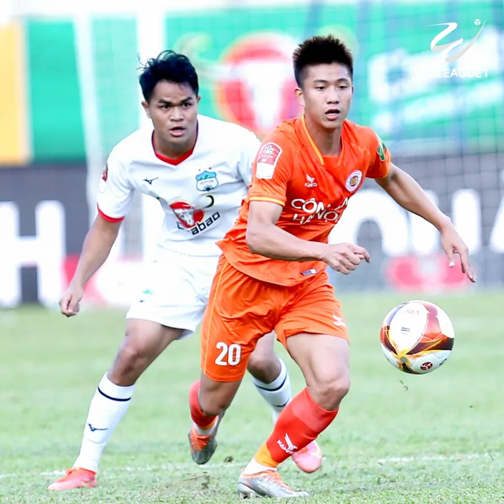 Tuyển thủ Phan Văn Đức (20) rất nhạt nhòa. Ảnh: VPF Tuyển thủ Phan Văn Đức (20) rất nhạt nhòa. Ảnh: VPF