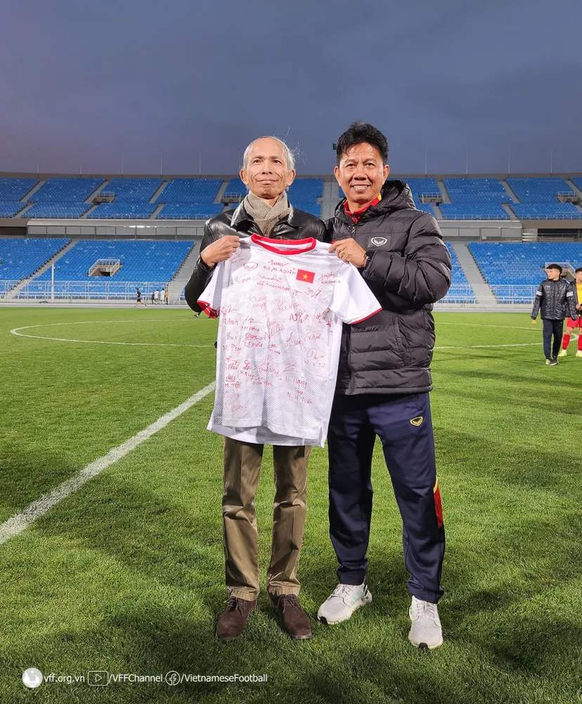 HLV Hoàng Anh Tuấn (phải) chụp ảnh cùng đại diện Kiều bào VN ở Saudi Arabia trước trận đấu. Ảnh: VFF