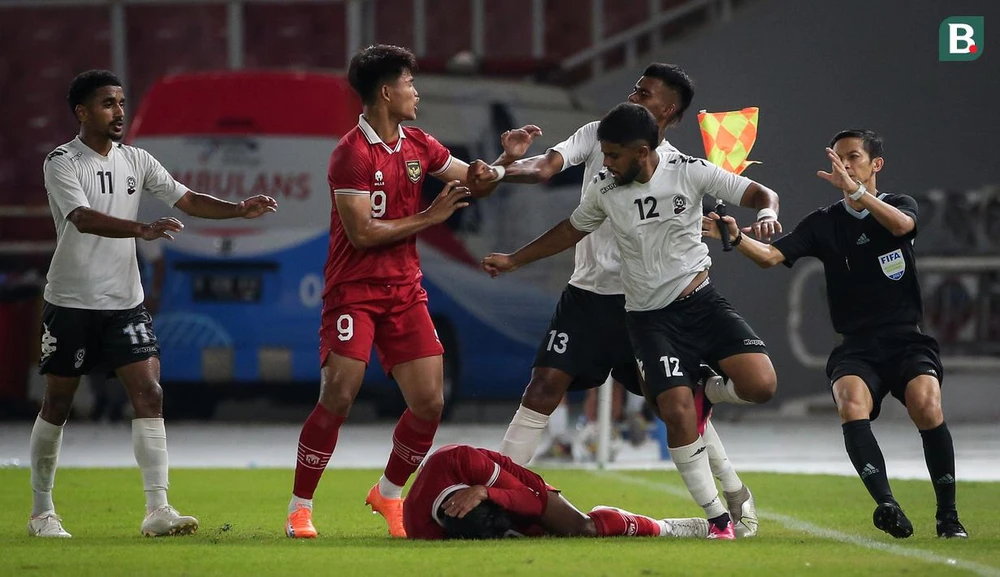 Các cầu thủ Fiji trả đũa lại và trận đấu có đến 3 thẻ đỏ. Một trận giao hữu của hai đội bóng trẻ nhưng vượt quá tinh thần thể thao bởi cầu thủ Indonesia quen lối đá thô bạo và cứng rắn. Caraka của U-20 Indonesia bị thẻ đỏ. Một trận bóng đá...như một trận đánh võ. Indonesia thắng Fiji 2-0. U-20 Indonesia từng đá chung kết bảng với U-20 VN hồi vòng loại U-20 châu Á, VN dẫn trước 2-1 nhưng sau đó thua ngược 2-3. U-20 INdonesia dự vòng chung kết châu Á nằm ở bảng A, họ cũng là chủ nhà World Cup U-20 khai mạc vào ngày 20-5 tới.