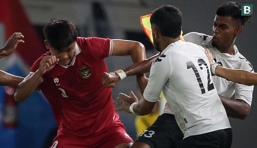Một trận bóng đá...như một trận đánh võ. Indonesia thắng Fiji 2-0. U-20 Indonesia từng đá chung kết bảng với U-20 VN hồi vòng loại U-20 châu Á, VN dẫn trước 2-1 nhưng sau đó thua ngược 2-3. U-20 INdonesia dự vòng chung kết châu Á nằm ở bảng A, họ cũng là chủ nhà World Cup U-20 khai mạc vào ngày 20-5 tới.