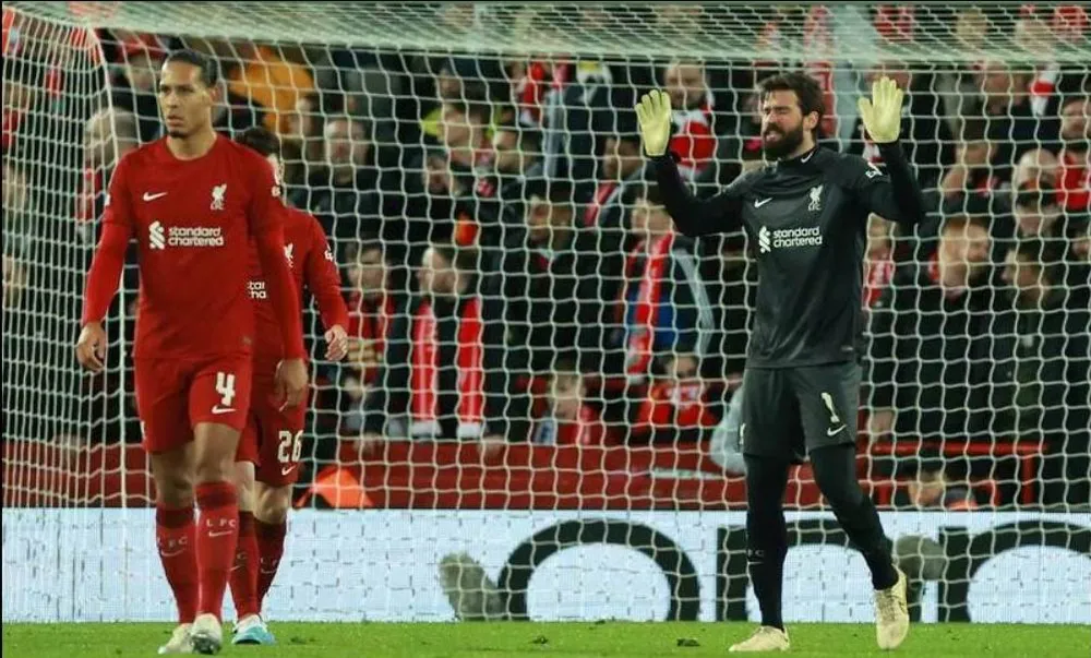 Virgil Van Dijk không tin vào mắt mình. ...Nhưng chưa dừng lại tại đó, Real thể hiện bản chất &quot;nhà vua&quot; với cú đúp của Benzema nữa. Benzema hoàn thành cú đúp vào các phút 55 và 67. Real thắng lượt đi 5-2 ngay tại Anfield, báo chí thế giới giật tít &quot;Vua đã trở lại&quot;. Lượt về làm sao thầy trò Klopp ngược dòng ở Bernabeu? Những năm gần đây, Liverpool toàn thua Real những trận vỡ mặt, như chung kết Champions League 2018 tại Kiev, chung kết Champions League 2022 tại Paris...và lượt đi vòng 1/8 Champions League hiện nay. Real Madrid, &quot;vua của những vị vua&quot;. Ngôi sao đơn lẻ ra đi không làm cho Real mất đi sức mạnh.