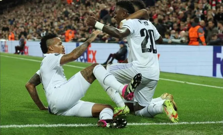 Ngay đầu hiệp 2, cụ thể phút 47, Eder Militao bắt đầu cuộc...ngược dòng bằng bàn thắng đưa Real dẫn 3-2. Virgil Van Dijk không tin vào mắt mình. ...Nhưng chưa dừng lại tại đó, Real thể hiện bản chất &quot;nhà vua&quot; với cú đúp của Benzema nữa. Benzema hoàn thành cú đúp vào các phút 55 và 67. Real thắng lượt đi 5-2 ngay tại Anfield, báo chí thế giới giật tít &quot;Vua đã trở lại&quot;. Lượt về làm sao thầy trò Klopp ngược dòng ở Bernabeu? Những năm gần đây, Liverpool toàn thua Real những trận vỡ mặt, như chung kết Champions League 2018 tại Kiev, chung kết Champions League 2022 tại Paris...và lượt đi vòng 1/8 Champions League hiện nay. Real Madrid, &quot;vua của những vị vua&quot;. Ngôi sao đơn lẻ ra đi không làm cho Real mất đi sức mạnh.