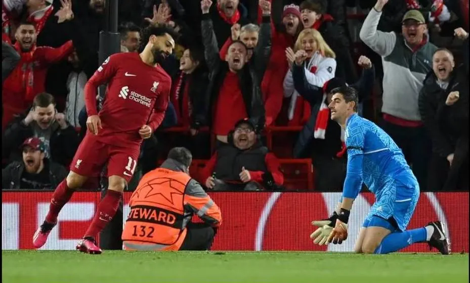 ...Rồi khi hiệp 1 đi được 1/3 thời gian thì &quot;Pharaoh&quot; Salah nhân đôi cách biệt ở phút 14. Cứ tưởng như Liverpool vùi dập nhà vô địch FIFA Club World Cup Real Madrid ngay tại Anfield... ...Nhưng không, Real Mardrid là &quot;vua của những vị vua&quot; Vinicius Jr đáp trả bằng cú đúp ở phút 21 và 36 gỡ hòa 2-2 cho Real Madrid. Ngay đầu hiệp 2, cụ thể phút 47, Eder Militao bắt đầu cuộc...ngược dòng bằng bàn thắng đưa Real dẫn 3-2. Virgil Van Dijk không tin vào mắt mình. ...Nhưng chưa dừng lại tại đó, Real thể hiện bản chất &quot;nhà vua&quot; với cú đúp của Benzema nữa. Benzema hoàn thành cú đúp vào các phút 55 và 67. Real thắng lượt đi 5-2 ngay tại Anfield, báo chí thế giới giật tít &quot;Vua đã trở lại&quot;. Lượt về làm sao thầy trò Klopp ngược dòng ở Bernabeu? Những năm gần đây, Liverpool toàn thua Real những trận vỡ mặt, như chung kết Champions League 2018 tại Kiev, chung kết Champions League 2022 tại Paris...và lượt đi vòng 1/8 Champions League hiện nay. Real Madrid, &quot;vua của những vị vua&quot;. Ngôi sao đơn lẻ ra đi không làm cho Real mất đi sức mạnh.