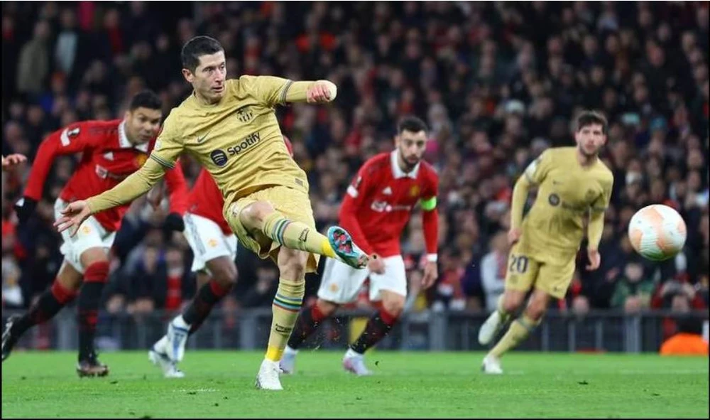 Lewandowski có bàn nhưng Barcelona cũng bị loại. Ảnh: Getty