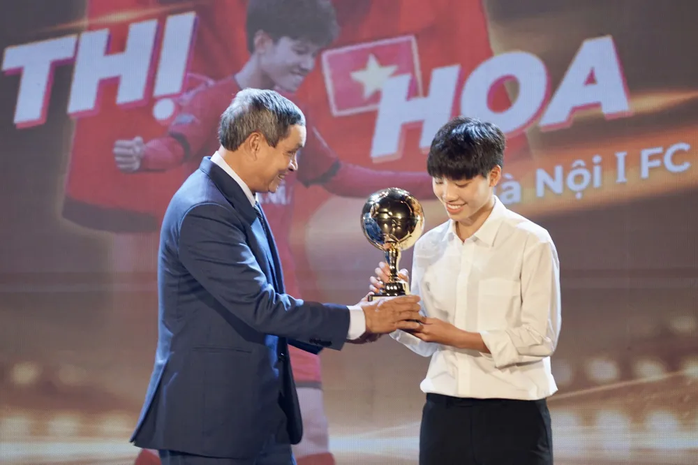 HLV Mai Đức Chung trao danh hiệu cầu thủ nữ trẻ xuất sắc cho Vũ Thị Hoa. Ảnh: A.P Thủ môn Hồ Văn Ý của tuyển quốc gia Futsal "bảo vệ thành công" QBV. Ảnh: A.P Ba tuyển thủ Futsal (từ trái qua)-Khổng Đình Hùng (CLB Sahako) nhận Quả bóng bạc, Hồ Văn Ý (QBV) và Châu Đoàn Phát (Quả bóng đồng) cùng HLV Diego Giustozzi của đội tuyển Việt Nam. Ảnh: A.P HLV Mai Đức Chung trao danh hiệu cầu thủ nữ trẻ xuất sắc cho Vũ Thị Hoa. Ảnh: A.P Thủ môn Hồ Văn Ý của tuyển quốc gia Futsal "bảo vệ thành công" QBV. Ảnh: A.P Ba tuyển thủ Futsal (từ trái qua)-Khổng Đình Hùng (CLB Sahako) nhận Quả bóng bạc, Hồ Văn Ý (QBV) và Châu Đoàn Phát (Quả bóng đồng) cùng HLV Diego Giustozzi của đội tuyển Việt Nam. Ảnh: A.P