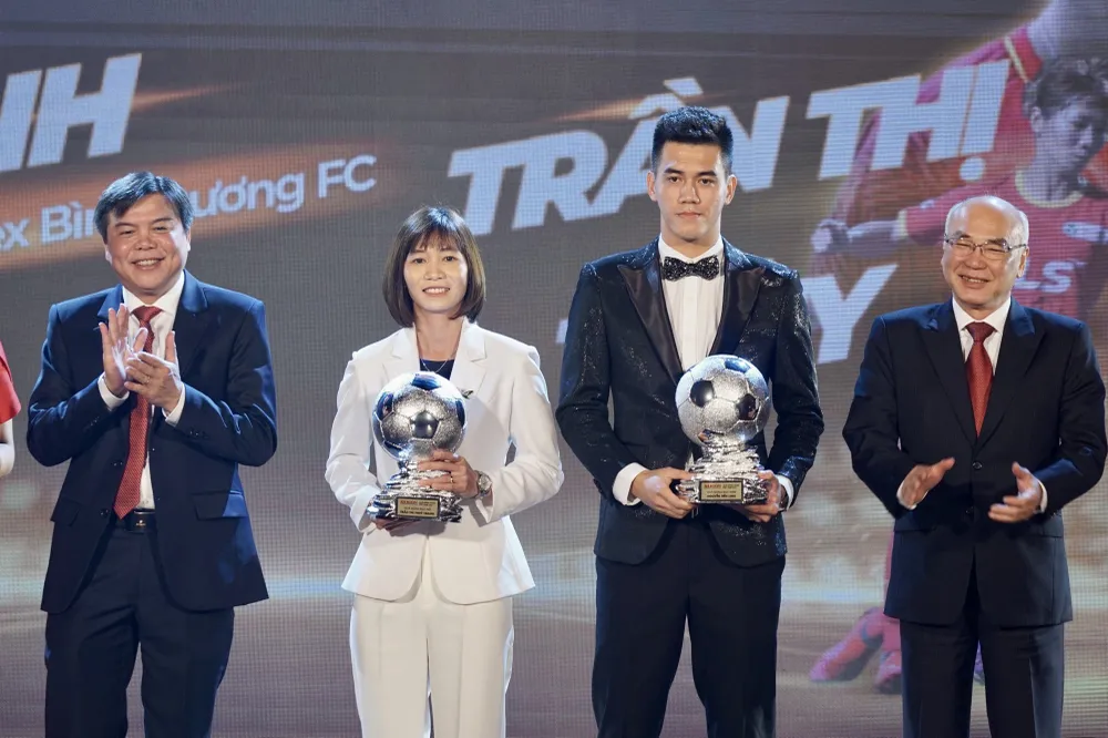 Tiến Linh và Thùy Trang được trao Quả bóng bạc 2022 ở hai hạng mục nam và nữ. Ảnh: A.P HLV Mai Đức Chung trao danh hiệu cầu thủ nữ trẻ xuất sắc cho Vũ Thị Hoa. Ảnh: A.P Thủ môn Hồ Văn Ý của tuyển quốc gia Futsal "bảo vệ thành công" QBV. Ảnh: A.P Ba tuyển thủ Futsal (từ trái qua)-Khổng Đình Hùng (CLB Sahako) nhận Quả bóng bạc, Hồ Văn Ý (QBV) và Châu Đoàn Phát (Quả bóng đồng) cùng HLV Diego Giustozzi của đội tuyển Việt Nam. Ảnh: A.P Tiến Linh và Thùy Trang được trao Quả bóng bạc 2022 ở hai hạng mục nam và nữ. Ảnh: A.P HLV Mai Đức Chung trao danh hiệu cầu thủ nữ trẻ xuất sắc cho Vũ Thị Hoa. Ảnh: A.P Thủ môn Hồ Văn Ý của tuyển quốc gia Futsal "bảo vệ thành công" QBV. Ảnh: A.P Ba tuyển thủ Futsal (từ trái qua)-Khổng Đình Hùng (CLB Sahako) nhận Quả bóng bạc, Hồ Văn Ý (QBV) và Châu Đoàn Phát (Quả bóng đồng) cùng HLV Diego Giustozzi của đội tuyển Việt Nam. Ảnh: A.P