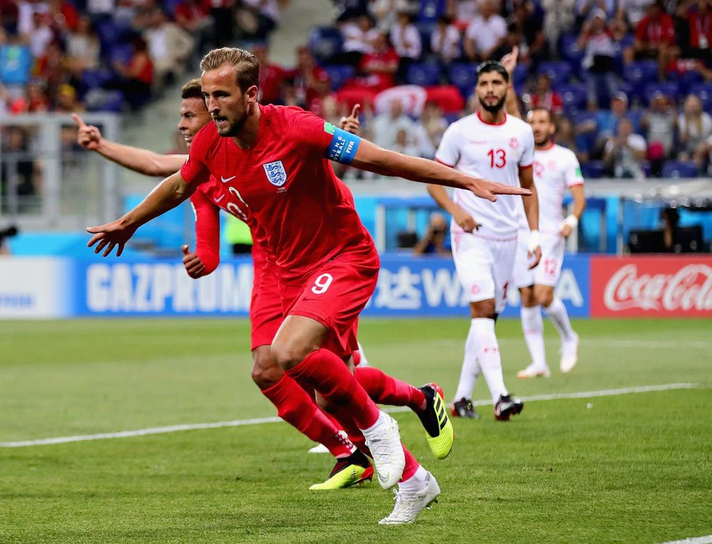 Iran (trắng) trong trận thua Anh 2-6 ở World Cup 2022. Ảnh: Getty