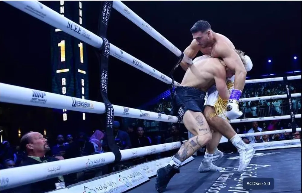 Nhiều thời điểm tay võ sĩ kiêm tài tử và Youtuber Jake Paul phải dúi đầu vào nách đối phương để né đòn. Ảnh: AFP Nhiều lúc Jake Paul cũng phản đòn rất ác liệt khiến Tommy Tyson loạng choạng. Ảnh: AFP Hai trọng tài lần lượt cho điểm 76-73 và 75-74 nghiêng về tay đấm Anh Tommy Tyson. Ảnh: AFP Và Tommy Tyson đã đoạt đai WBC hạng bán nặng. Ảnh: AFP