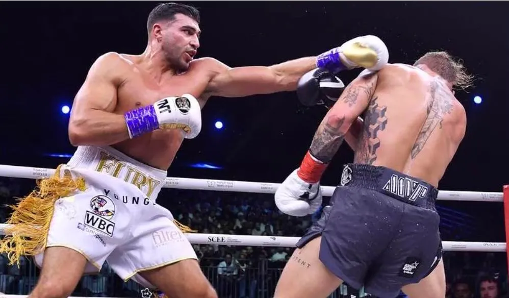 Hai trọng tài lần lượt cho điểm 76-73 và 75-74 nghiêng về tay đấm Anh Tommy Tyson. Ảnh: AFP Và Tommy Tyson đã đoạt đai WBC hạng bán nặng. Ảnh: AFP