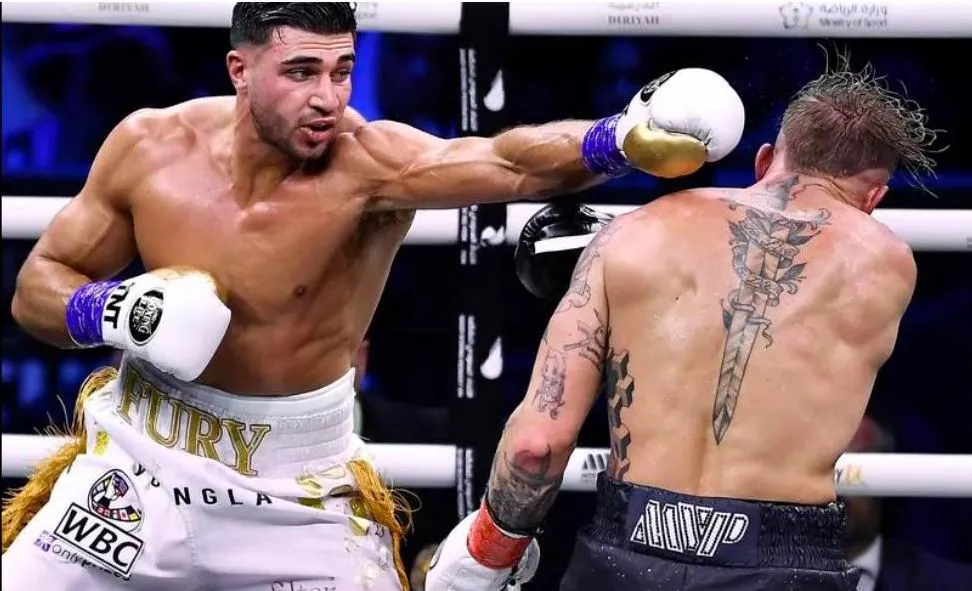 Tommy Tyson (trái) thắng điểm đối thủ Jake Paul đến từ Mỹ. Ảnh: AFP Nhiều thời điểm tay võ sĩ kiêm tài tử và Youtuber Jake Paul phải dúi đầu vào nách đối phương để né đòn. Ảnh: AFP Nhiều lúc Jake Paul cũng phản đòn rất ác liệt khiến Tommy Tyson loạng choạng. Ảnh: AFP Hai trọng tài lần lượt cho điểm 76-73 và 75-74 nghiêng về tay đấm Anh Tommy Tyson. Ảnh: AFP Và Tommy Tyson đã đoạt đai WBC hạng bán nặng. Ảnh: AFP