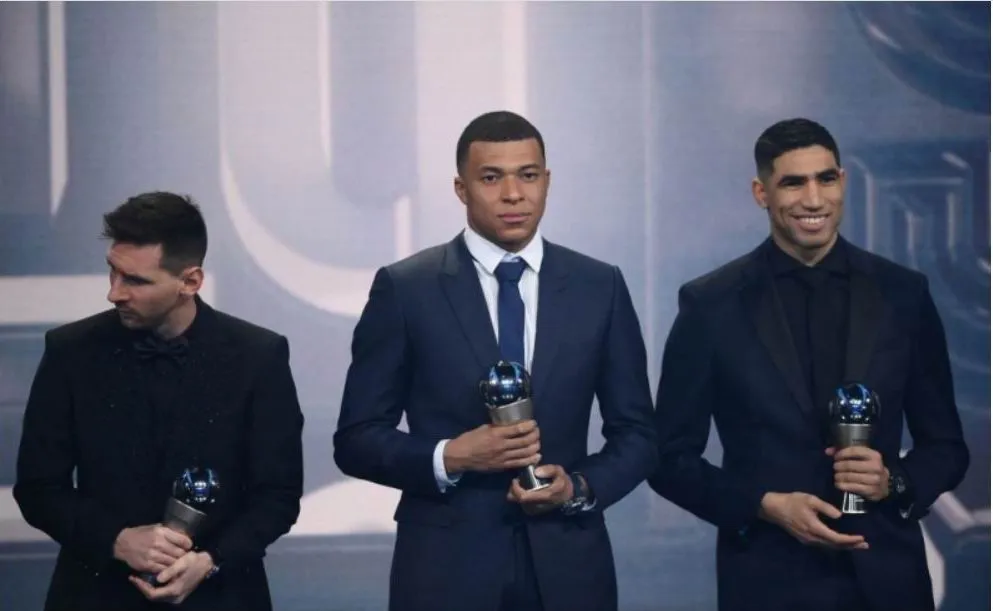 Messi, Mbappe và Achraf Hakimi được trao danh hiệu FIFA FIFPro cho 11 cầu thủ lọt vào danh sách đội hình hay nhất năm. Ảnh: AFP Tuy nhiên Văn phòng công tố Paris đã lệnh tiến hành cuộc điều tra vào đội trưởng tuyển Morocco vào bán kết World Cup 2022-Achraf Hakim với nghi án hiếp dâm. Ảnh: EPA-EFE
