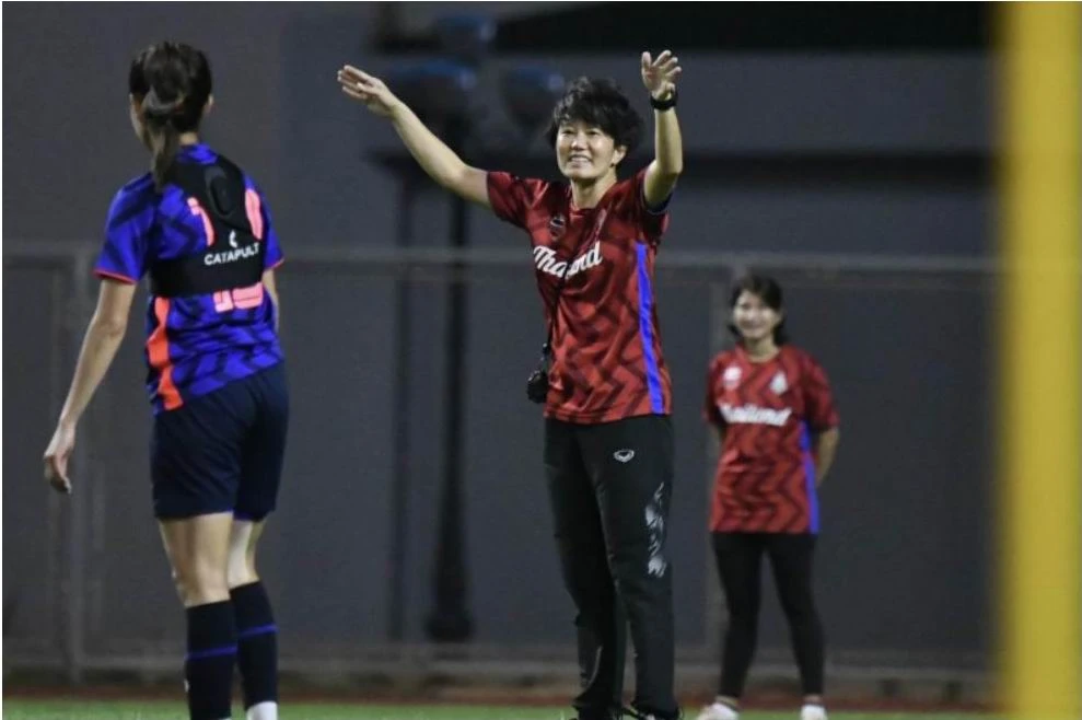 HLV Miyo Okamoto sau hai năm làm HLV nữ Thái Lan đã phải chia tay. Ảnh: B.P HLV Miyo Okamoto sau hai năm làm HLV nữ Thái Lan đã phải chia tay. Ảnh: B.P