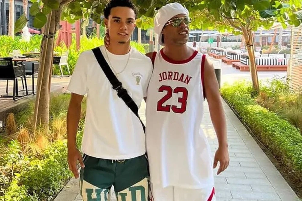 Ronaldinho và con trai Joao Mendes. Ảnh: Globe