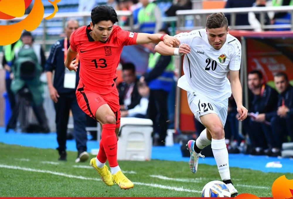 Hàn Quốc bở hơi tai để ngăn cản Tajikistan ghi bàn. Ảnh: AFC