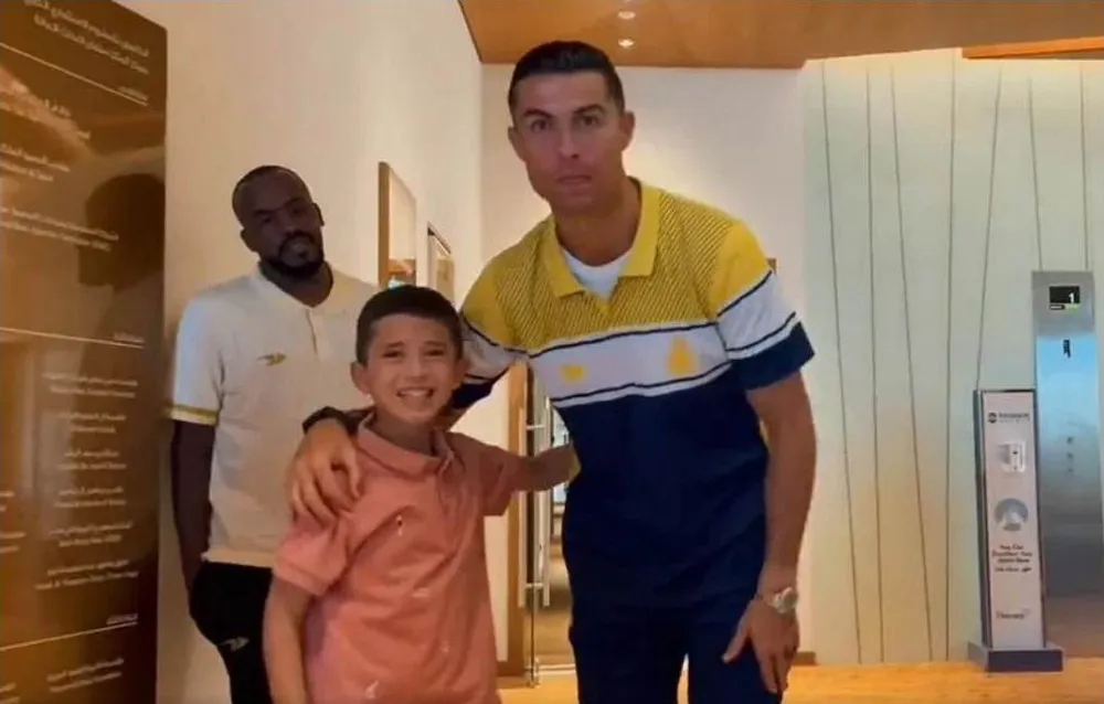 Bé Nabil Saeed, người Syria có bố qua đời ở trận động đất vừa qua, được CLB Al Nassr mời sang Riyadh xem Ronaldo thi đấu và gặp trực tiếp thần tượng. Ảnh: K.T