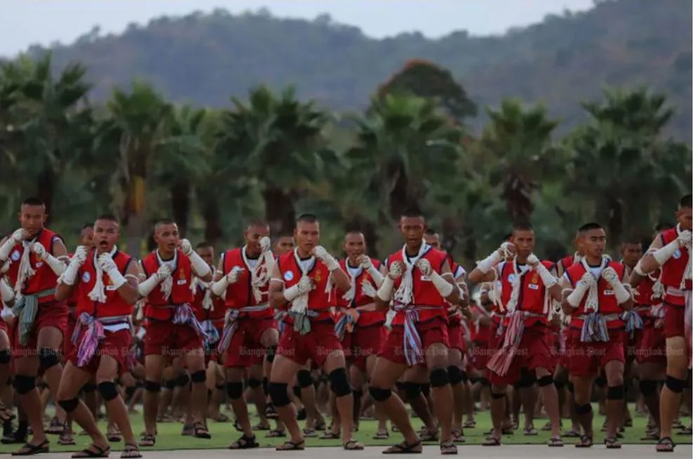 3.666 binh sĩ Thái Lan biểu diễn Wai Khru. Muay Thai là môn võ mà các lực lượng vũ trang Thái Lan đều phải học và dùng nhuần nhuyễn. Ảnh: B.P 3.666 binh sĩ Thái Lan biểu diễn Wai Khru. Muay Thai là môn võ mà các lực lượng vũ trang Thái Lan đều phải học và dùng nhuần nhuyễn. Ảnh: B.P