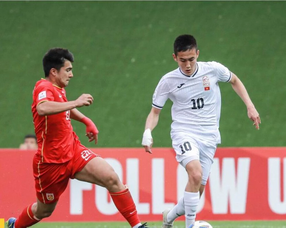 U-20 Trung Quốc (đỏ) có nhiều gương mặt nhập tịch nhưng thi đấu chưa liền lạc và bị Kyrgyzstan "hành". Ảnh: AFC