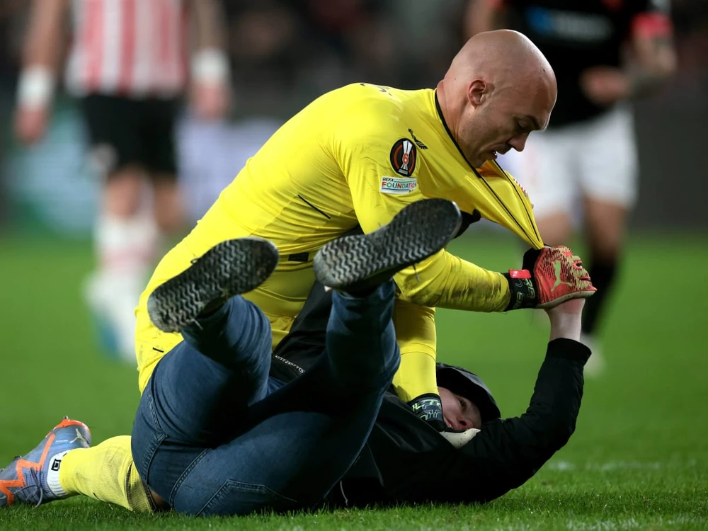 Sau khi bất ngờ định đấm vào mặt thủ môn Dmitrovic vật đối tượng và khóa tay. Ảnh: AFP