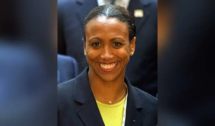 Bà Crooks lên làm Chủ tịch LĐBĐ Canada kết nối và giải quyết ổn thỏa thu nhập cho nữ tuyển thủ Canada. Ảnh: AFP Bà Crooks lên làm Chủ tịch LĐBĐ Canada kết nối và giải quyết ổn thỏa thu nhập cho nữ tuyển thủ Canada. Ảnh: AFP