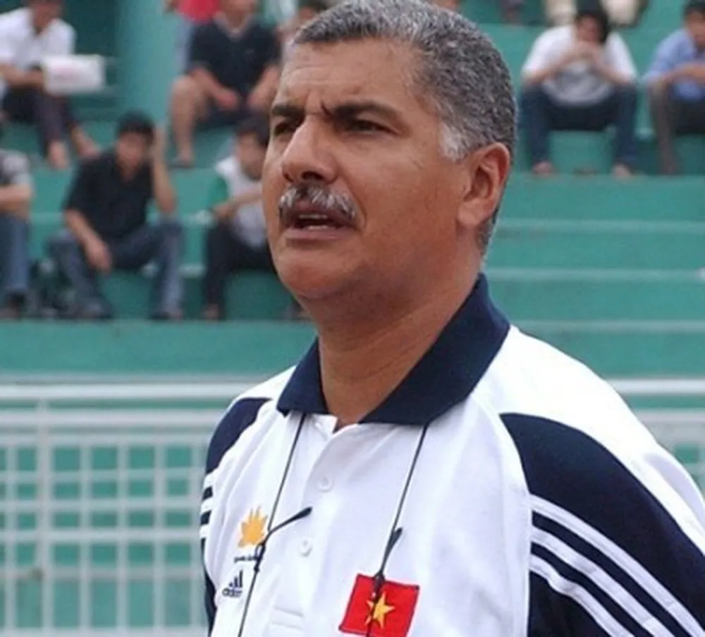 HLV Edson Tavares khi dẫn dắt tuyển Việt Nam. Ảnh: CTP