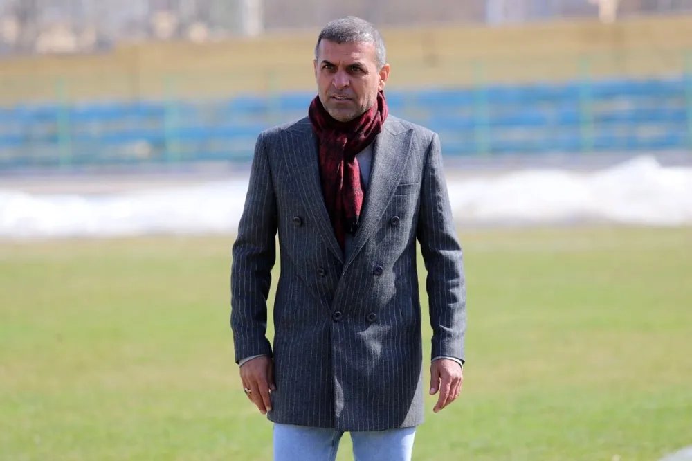 HLV Abdollah Veisi thay thế HLV Edson Tavares dẫn CLB Sanat Naft. Ảnh: T.T