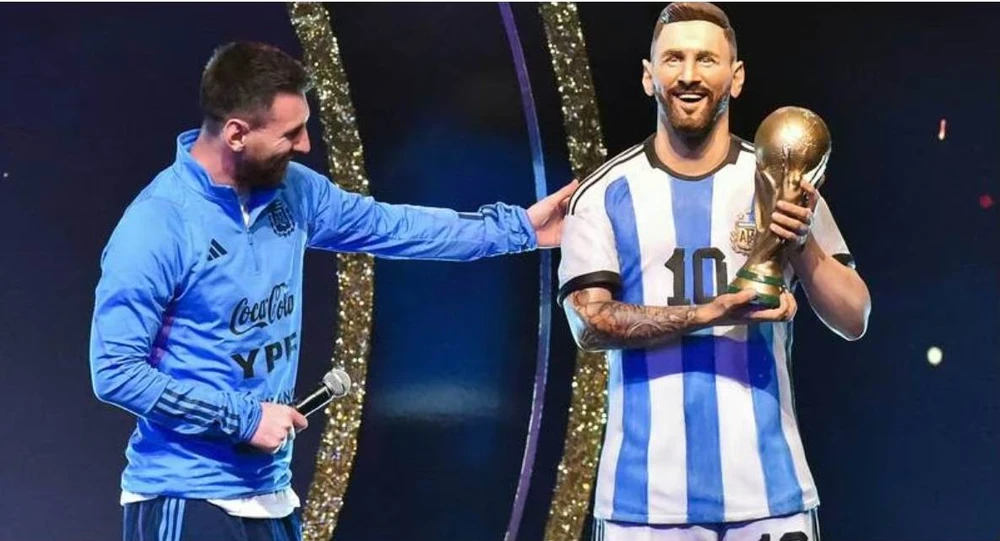 Messi "thật" và Messi tượng sáp ở trụ sở LĐBĐ Nam Mỹ tại Luque, Paraguay. Ảnh: AFP
