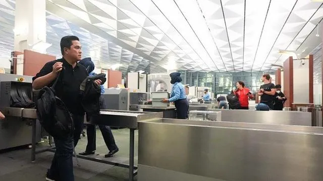 Chủ tịch LĐBĐ Indonesia, tỉ phú Erick Thohir trở về sau chuyến công du gặp FIFA thương lượng nhưng bất thành.