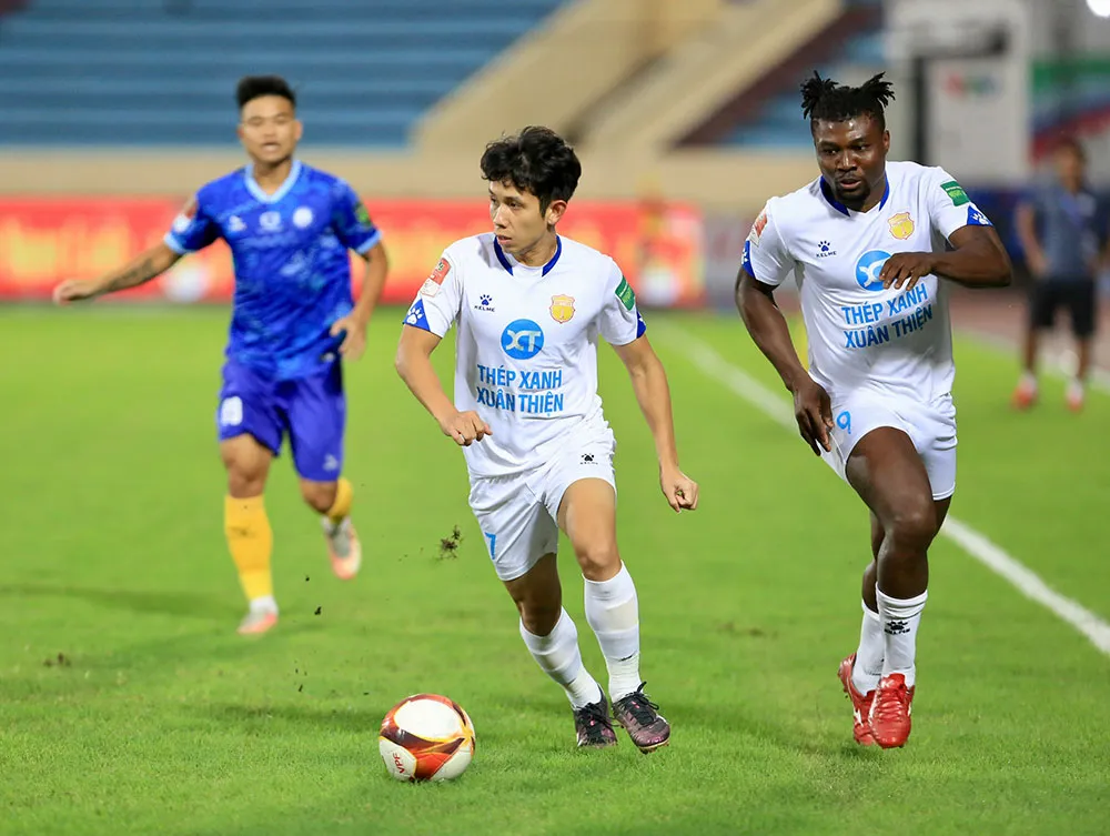 Hồng Duy vẫn rất xông xáo nơi cánh trái của Nam Định, nhưng đồng đội không thể làm tốt những cú lật bóng của anh. Ảnh: VPF