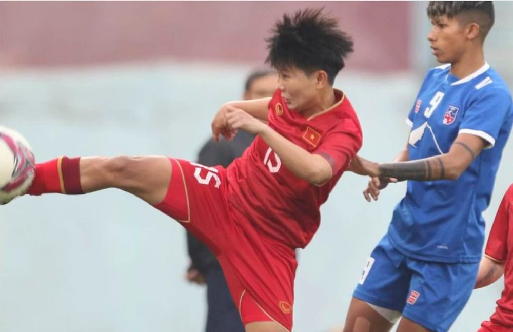 Các cô gái Nepal (xanh) không phải là đối thủ của VN. Ảnh: AFC Các cô gái Nepal (xanh) không phải là đối thủ của VN. Ảnh: AFC