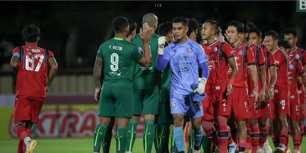 Trận đấu diễn ra êm thấm và Persebaya Surabaya thắng Arema 1-0. Ảnh: Bola