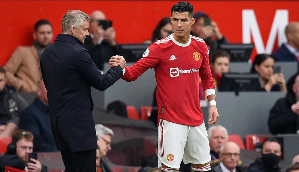 Người thầy từng là đồng đội cũ của Ronaldo là Solskjaer đôi lúc khó xử với sự hiện diện của Ronaldo trên sân. Ảnh: Getty Về Al Nassr Ronaldo được ông thầy Pháp Rudi Garcia chào đón. Ảnh: Al Nassr Nhưng rồi vừa qua Al Nassr hòa đội yếu Al Feiha, khiến Rudi Garcia mắng học trò tới tấp, trong đó có Ronaldo. Kết cục đắng cho HLV người Pháp là lãnh đạo Al Nassr chia tay ông. Ảnh: Al Nassr