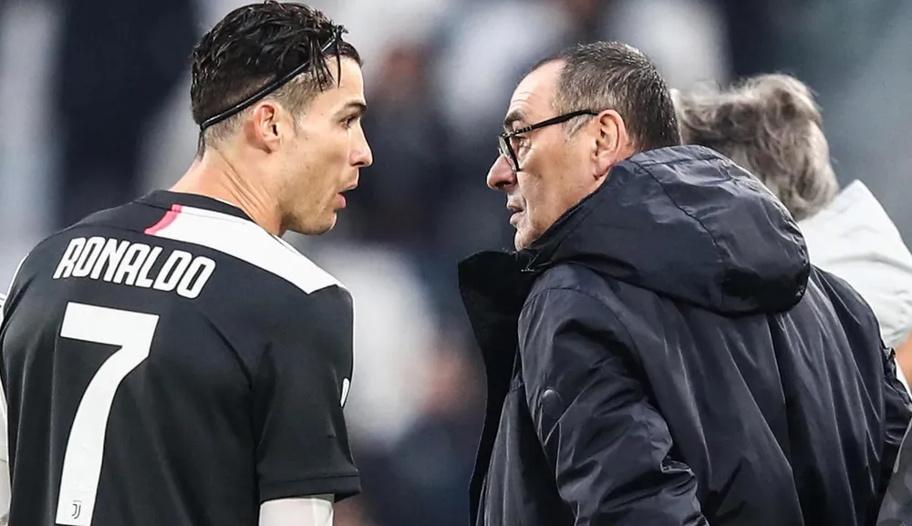 ...Rồi Sarri cũng phải chia tay Juventus Ảnh: Getty Người thầy từng là đồng đội cũ của Ronaldo là Solskjaer đôi lúc khó xử với sự hiện diện của Ronaldo trên sân. Ảnh: Getty Về Al Nassr Ronaldo được ông thầy Pháp Rudi Garcia chào đón. Ảnh: Al Nassr Nhưng rồi vừa qua Al Nassr hòa đội yếu Al Feiha, khiến Rudi Garcia mắng học trò tới tấp, trong đó có Ronaldo. Kết cục đắng cho HLV người Pháp là lãnh đạo Al Nassr chia tay ông. Ảnh: Al Nassr