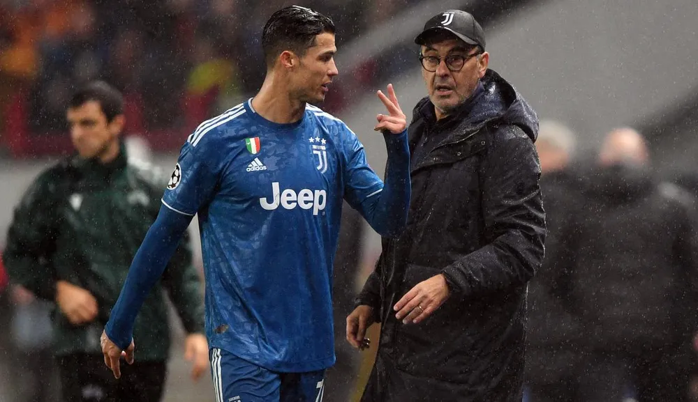 Khi Maurizio Sarri về thay Pirlo ở Juventus, đôi lúc Ronaldo rất...cứng đầu, thiếu hợp tác. Ảnh: Getty ...Rồi Sarri cũng phải chia tay Juventus Ảnh: Getty Người thầy từng là đồng đội cũ của Ronaldo là Solskjaer đôi lúc khó xử với sự hiện diện của Ronaldo trên sân. Ảnh: Getty Về Al Nassr Ronaldo được ông thầy Pháp Rudi Garcia chào đón. Ảnh: Al Nassr Nhưng rồi vừa qua Al Nassr hòa đội yếu Al Feiha, khiến Rudi Garcia mắng học trò tới tấp, trong đó có Ronaldo. Kết cục đắng cho HLV người Pháp là lãnh đạo Al Nassr chia tay ông. Ảnh: Al Nassr